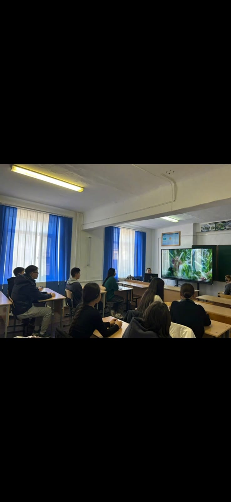 &quot;Кітап оқитын ұлт &quot; жобасы аясында Күзгі демалыс кезінде 9 &quot;А&quot; сынып оқушылары ұжым болып Джон Рональд Руэл Толкиннің &quot; Сақиналар әміршісі: Сақина бауырластығы&quot; атты танымал туындысының киносын тамашалады.