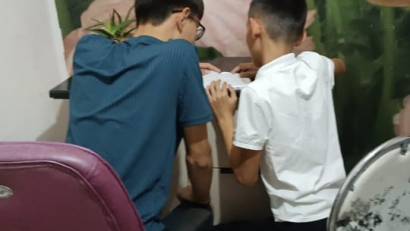 &quot;Бірге оқимыз – бірлікте боламыз!&quot; Күзгі демалыс – тек тынығу емес, отбасыңмен бірге рухани жаңару уақыты! «Кітап оқитын ұлт» жобасы аясында 7 &quot;А&quot; сынып оқушысы Фархаттың ағасымен бірге кітап әлеміне саяхат жасап, ерекше &quot;Отбасылық оқу сәтін&quot; өткізді.