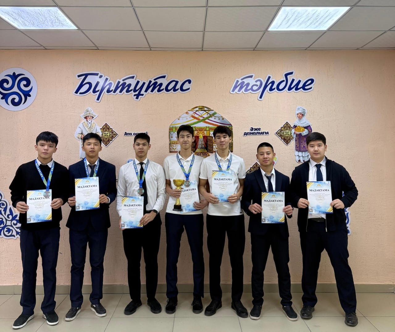 &quot;Адал азамат&quot; бағдарламасы аясында мамандандырылған мектеп-лицей-интернаттардың 11-сынып оқушылары арасында өткен баскетболдан &quot;Ұлттық мектеп лигасы&quot; облыстық кезеңінде мектебіміздің &quot;Зияткер&quot; командасы ІІІ орын иеленді! Жеңіс құтты болсын!Спортшыларымызғ