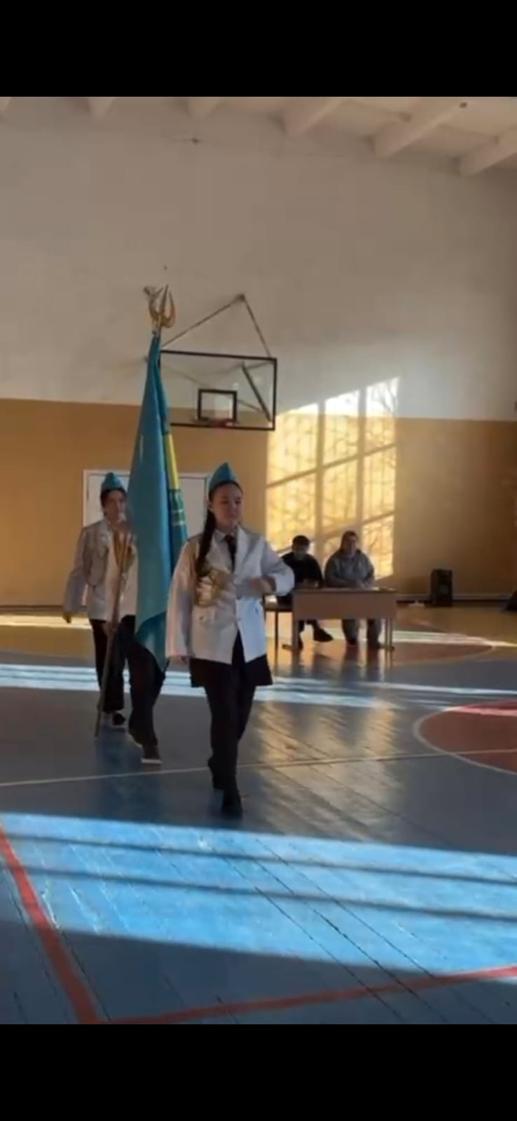 10 желтоқсан күні Қазақстан Республикасы Тәуелсіздік күніне арналған жалау алып жүруші топтарының мектепшілік саптық байқауы өтті.